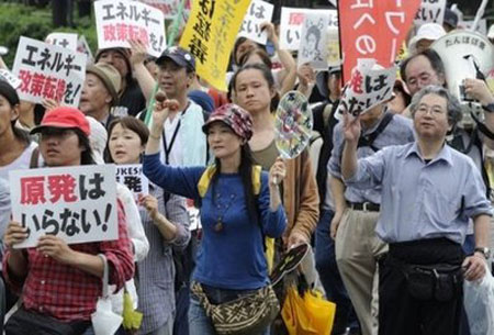 Những người biểu tình phản đối năng lượng hạt nhân trên đường phố Tokyo. Ảnh: AFP  